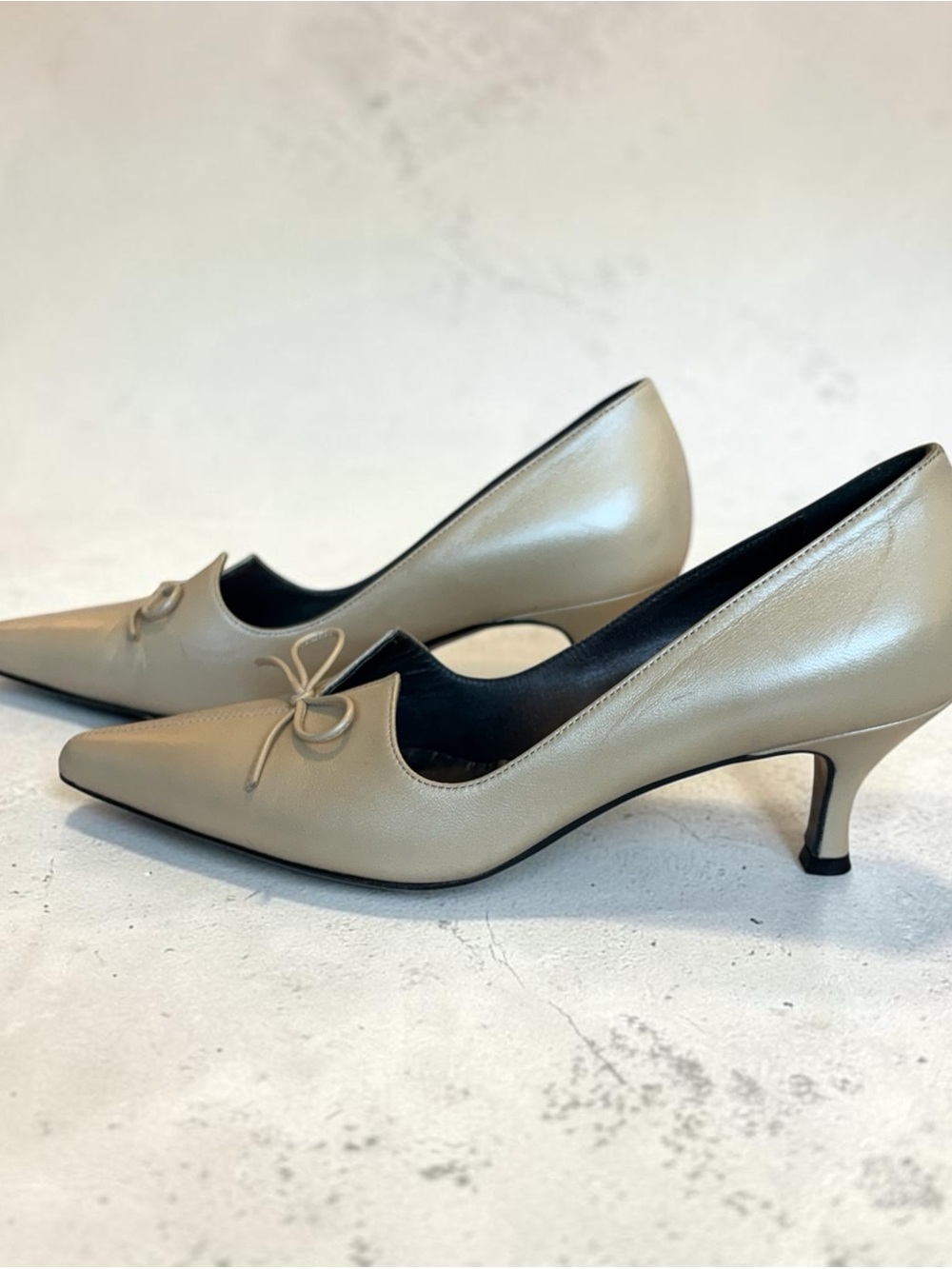 ESCADA VINTAGE Elegant Pointed-Toe Kitten Heel Pumps in Beige